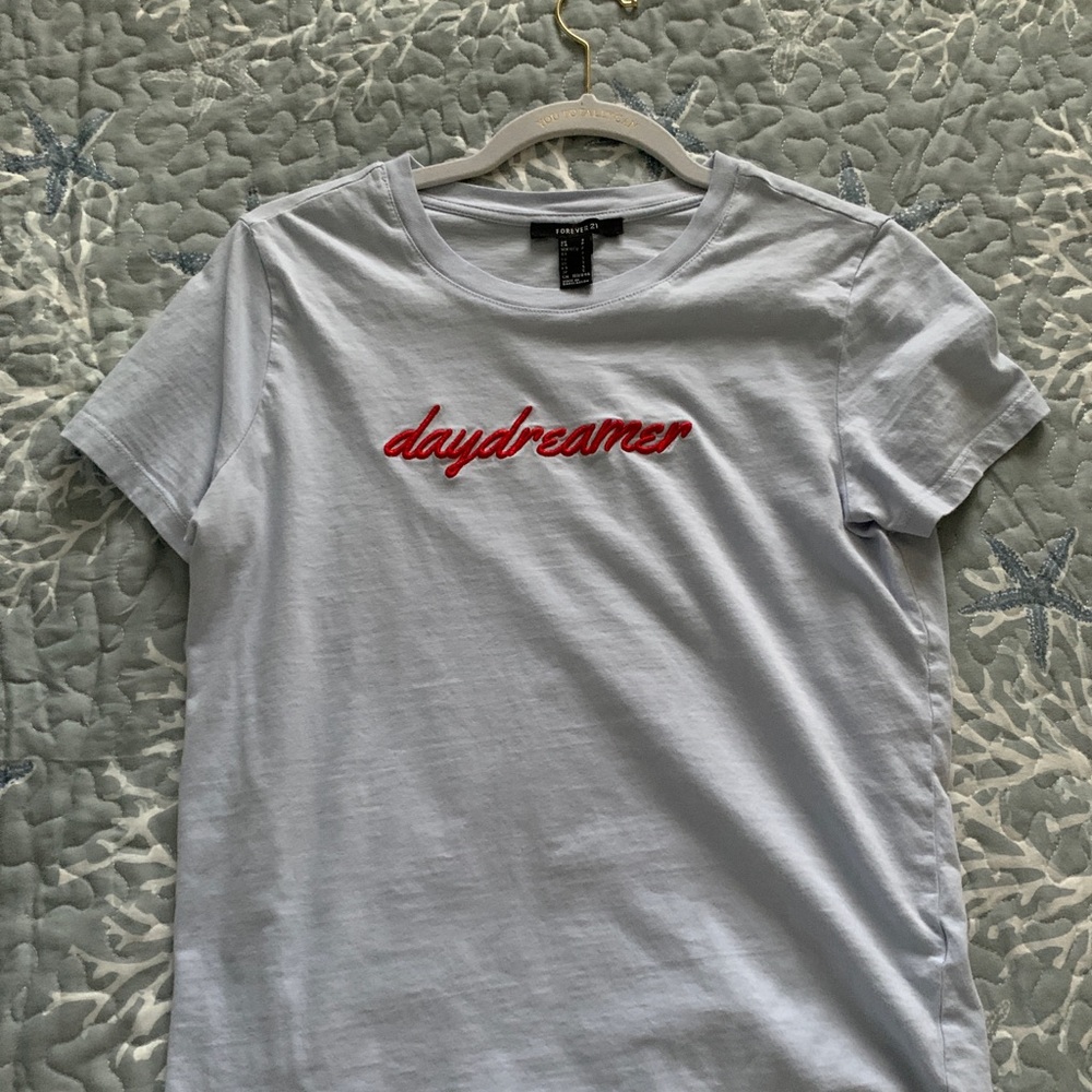 🥳forever21 "daydreamer" blue and red tee shirt